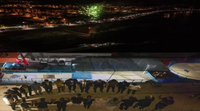 Saat 12'yi geçer geçmez havai fişekler patladı halay çekmeye başladılar