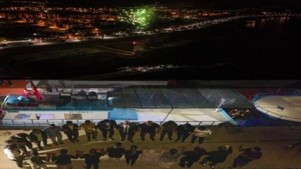 Saat 12'yi geçer geçmez havai fişekler patladı halay çekmeye başladılar