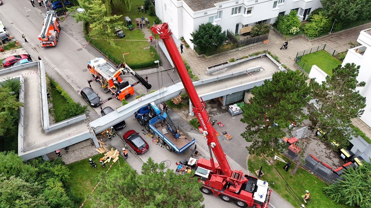 Fußgängerbrücke in Linz eingestürzt: Eingeklemmte Personen befreit