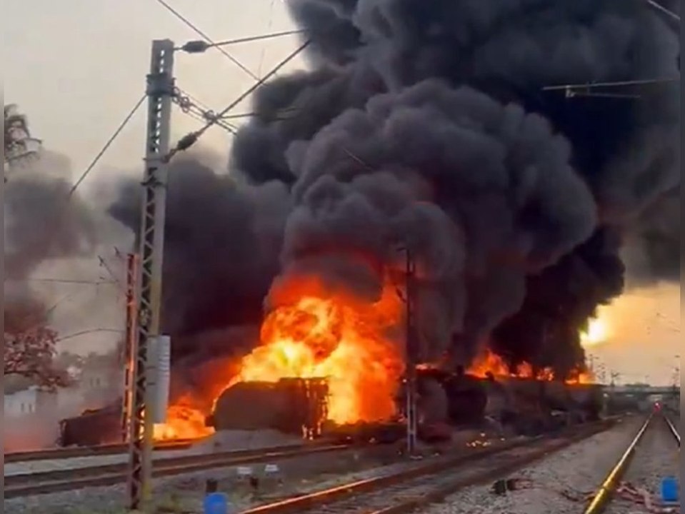 Diesel fängt Feuer: Zug brennt komplett ab