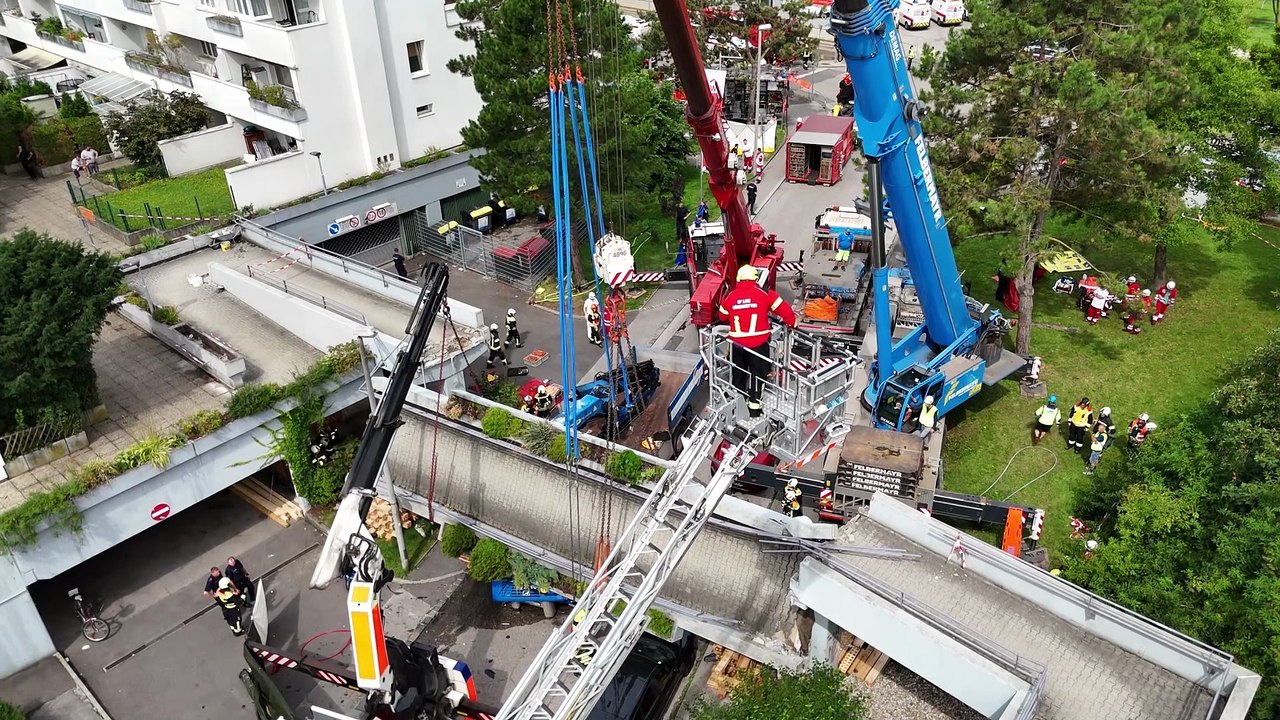 Fußgängerbrücke in Linz stürzte auf Lkw: Zwei Verletzte befreit