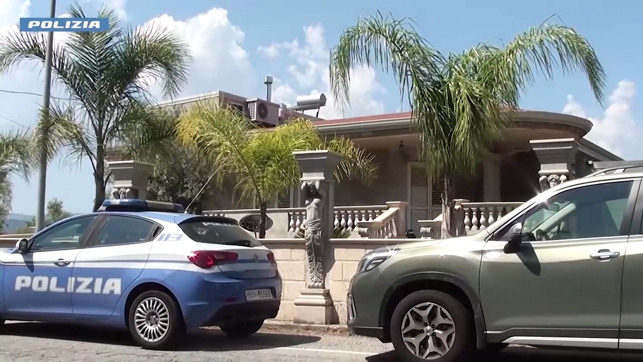 Trenta chili di droga nascosti nel Poseidone pensieroso: maxi sequestro nel reggino