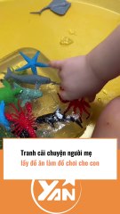 Tranh cãi chuyện người mẹ lấy đồ ăn làm đồ chơi cho con