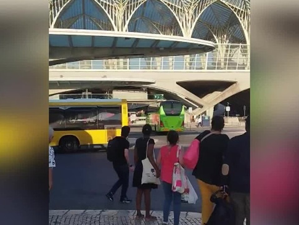 Flixbus kracht in Bahnhof: Restaurant zerstört