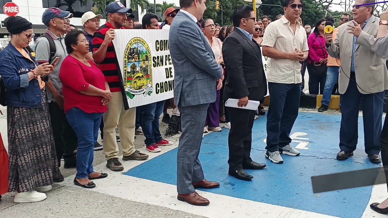 AYER CERCA DE LAS 11.30, EL ING. DANNY TORRES JIMÉNEZ, PRESIDENTE DE LA COMUNA SAN PEDRO DE CHONGÓN, ACUDIÓ JUNTO A UN GRAN NÚMERO DE COMUNEROS HASTA LA UNIDAD JUDICIAL DE ALBÁN BORJA PARA INTERPONER UNA QUERELLA CONTRA EL ALCALDE DE GUAYAQUIL, AQUILES ÁL