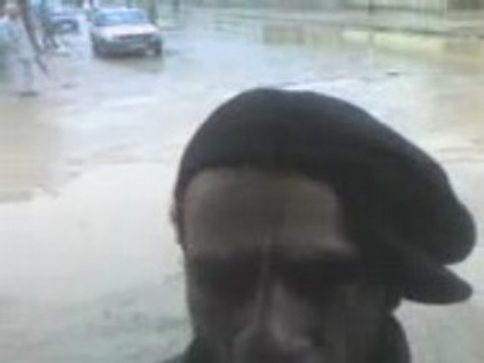 interview d'un kamikaze comique avec son parapluie