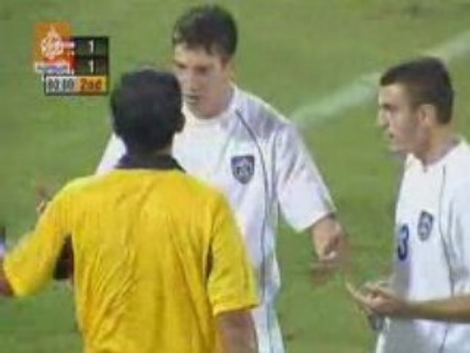 un tres drole  arbitre  qui  siffle  contre  la  tunisie