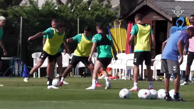 Entrevista de Cucho Hernández con el Betis para la pretemporada.