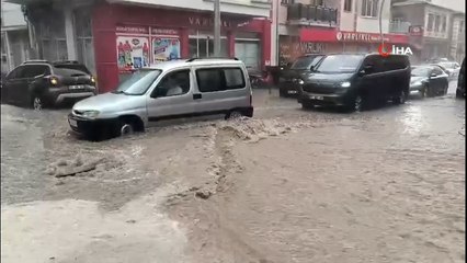 Aniden bastıran sağanak yağış taşkına neden oldu