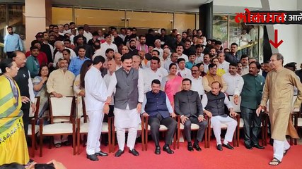 ठाकरे उशिरा आले, शिंदेंशेजारी जाऊन उभे राहिले