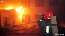 Ucraina, pompieri lottano col fuoco dopo un attacco di droni russi