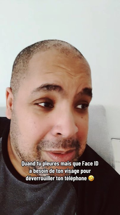 Quand tu pleures mais que Face ID a besoin de ton visage pour déverrouiller ton téléphone 🤣 #humour #drole #parodie