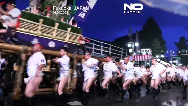 Homens correm em Fukuoka com andores de uma tonelada no Festival Hakata Gion Yamakasa