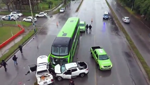Robó un patrullero y chocó a una camioneta y un micro