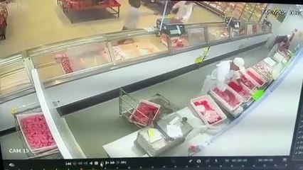 Tiroteio no açougue: homem tenta matar colega, mas revólver falha duas vezes; veja vídeo