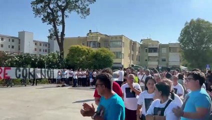 Viareggio, due ali di folla per accogliere la salma di Anthony Mantia