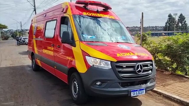 Motociclista fica ferido ao bater em carro estacionado na Rua Maracaí