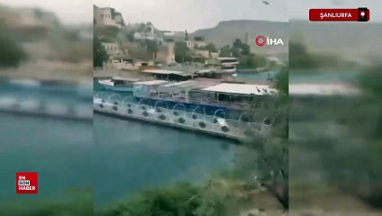 Şanlıurfa'da fırtınada halatları kopan duba restoran Fırat Nehri'nde sürüklendi