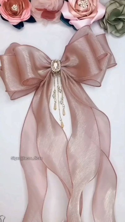 DIY Bow Tutorial via: @lacos_dicasLearn how to make a beautiful bow with this simple step-by-step tutorial. Perfect for decorating gifts, accessories, or adding a lovely touch to your crafts. Quick, easy, and fun for all skill levels!