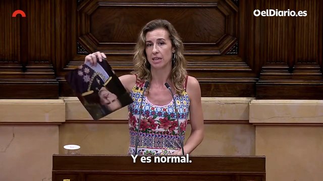 Una diputada de la CUP rompe una foto de Felipe VI: “Los catalanes no tenemos rey”