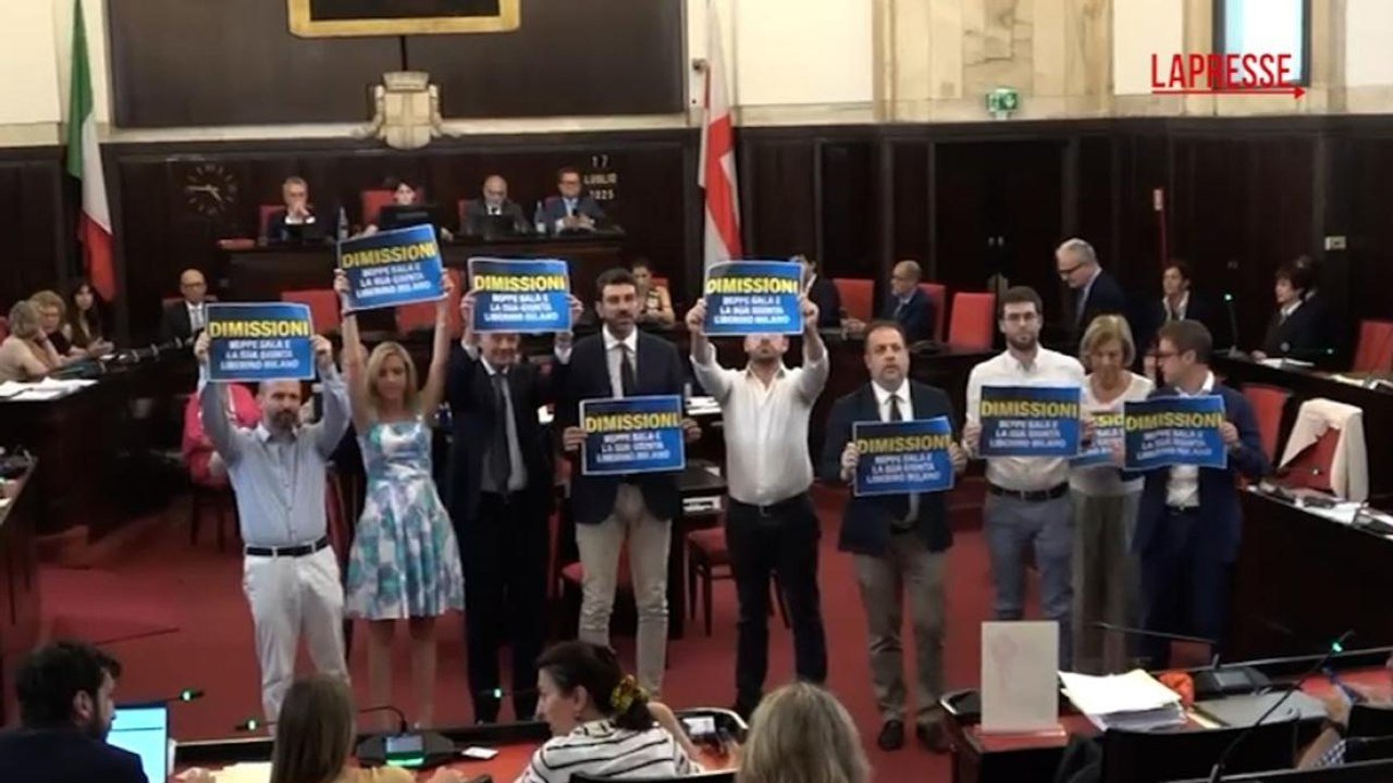 Tensione in Consiglio Comunale a Milano: contestato il sindaco Sala al grido di «Dimissioni»