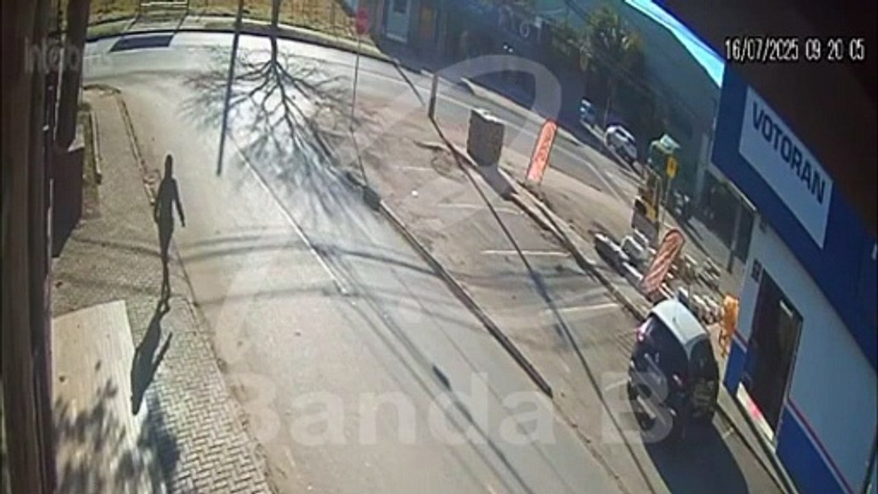 Caminhão perde controle, invade calçada e derruba poste na Grande Curitiba; câmera flagra acidente