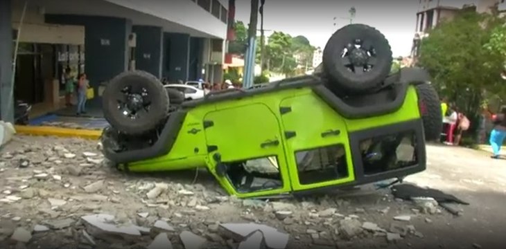 Un herido tras caída de vehículo desde estacionamientos en edificio en Pueblo Nuevo