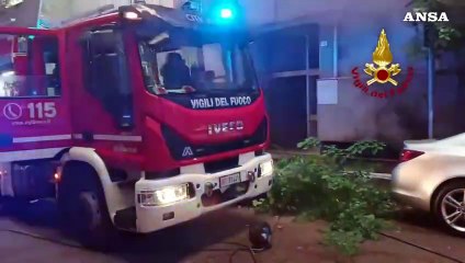Incendio da garage e fumo avvolge un condominio a Pesaro