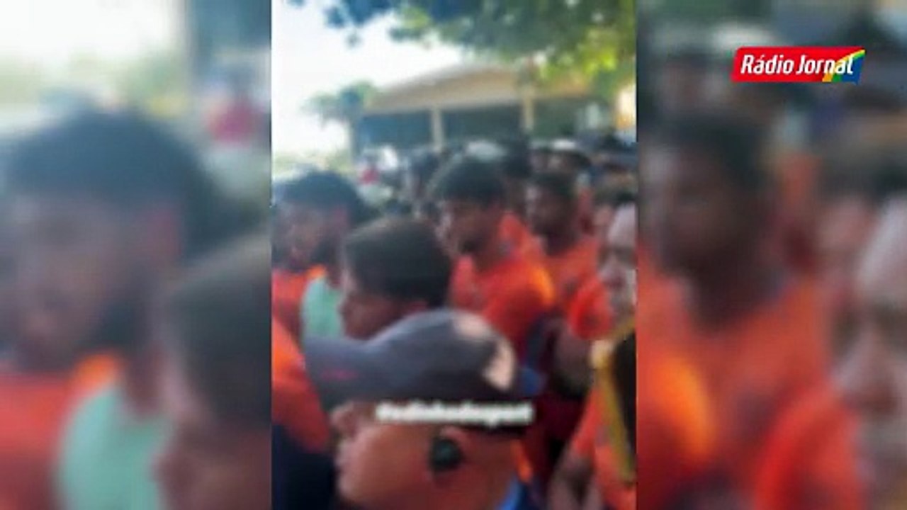 Membros de organizada do Sport realizam protesto dentro do CT