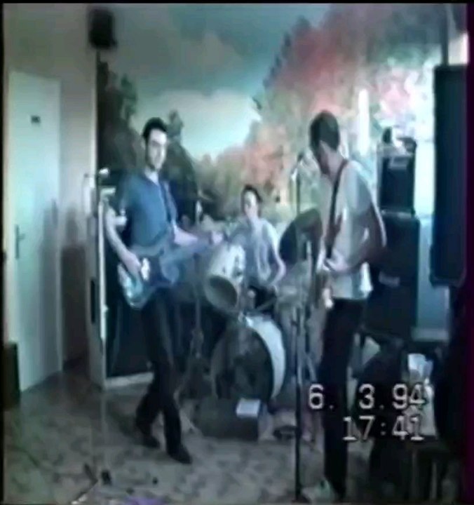 Les Schlitz trio punk rock mélodique francais 1994 ( et 🙂‍↕️ j'avais 22 ans derrière la batterie !! ) un grand hommage à Jeannot qui est et "était" restera advitam eternam Un, non Mon second groupe avec lequel j'ai énormément jouer Rip