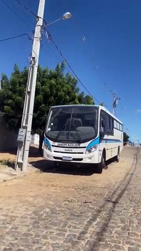 Ônibus abandonado em esquina do bairro Salgadinho, em Patos, causa transtornos e preocupa moradores