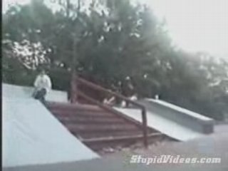 régis fait du skate board