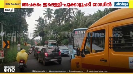 എറണാകുളം തേവക്കൽ അക്വാഡറ്റിൽ കണ്ടെയ്നർ ലോറി ഇടിച്ച് അപകടം.  പ്രദേശത്ത് ഗതാഗതക്കുരുക്ക്