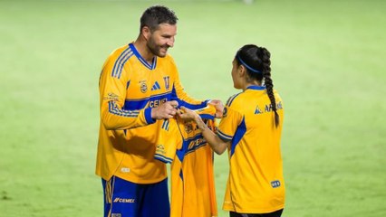 Gignac firma la playera de Jacqueline Ovalle en pleno entrenamiento mixto de Tigres; así fue el emotivo momento
