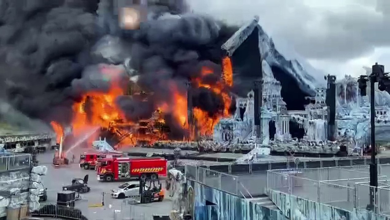 🇧🇪 Un énorme incendie ravage actuellement la scène principale du festival Tomorrowland qui doit débuter vendredi à Boom.