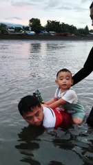 Naligo silang Isaiah