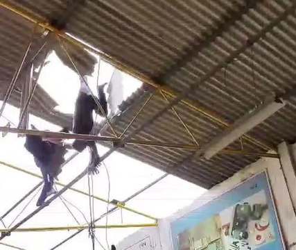 छत रिपेयरिंग के दौरान हादसा, 15 फिट ऊपर से दो मजदूर गिर, एक की हालत गंभीर