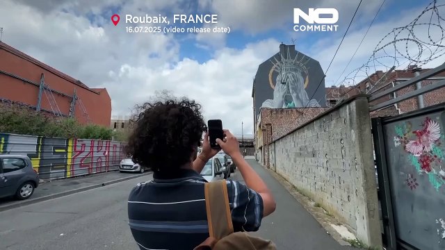 Un gigantesco murale in Francia critica le politiche di immigrazione di Trump