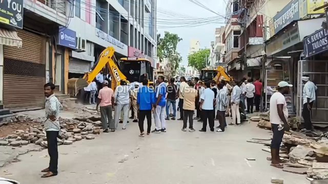कोर्ट के आदेश पर नगर निगम ने हटाया अतिक्रमण, रेलवे स्टेशन से गोगागेट सक्रिल तक दुकानों के आगे बनी चौकियां व रैंप को जेसीबी मशीन से तोड़ा गया, निगम के अधिकारियों ने कहा कि अतिक्रमण के खिलाफ कार्यवाही जारी रहेगी।