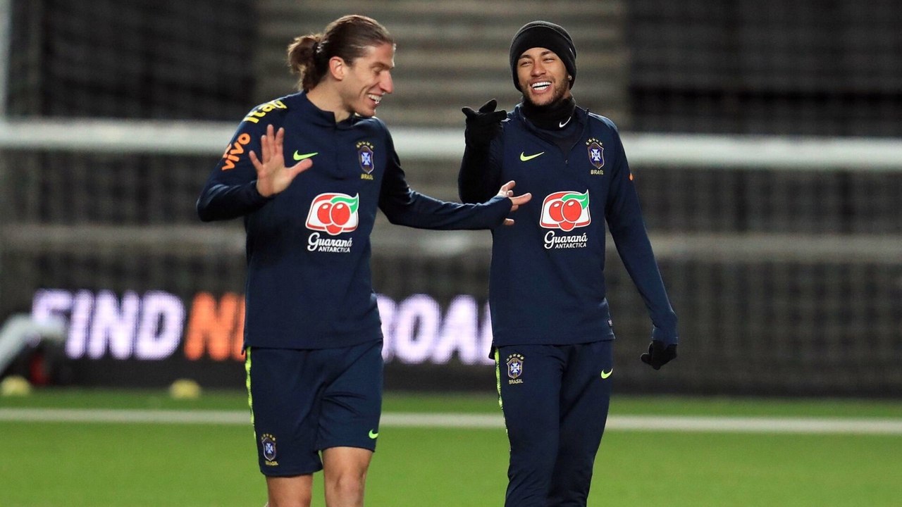 Neymar le intenta tira caños... ¡hasta a Filipe Luis! 