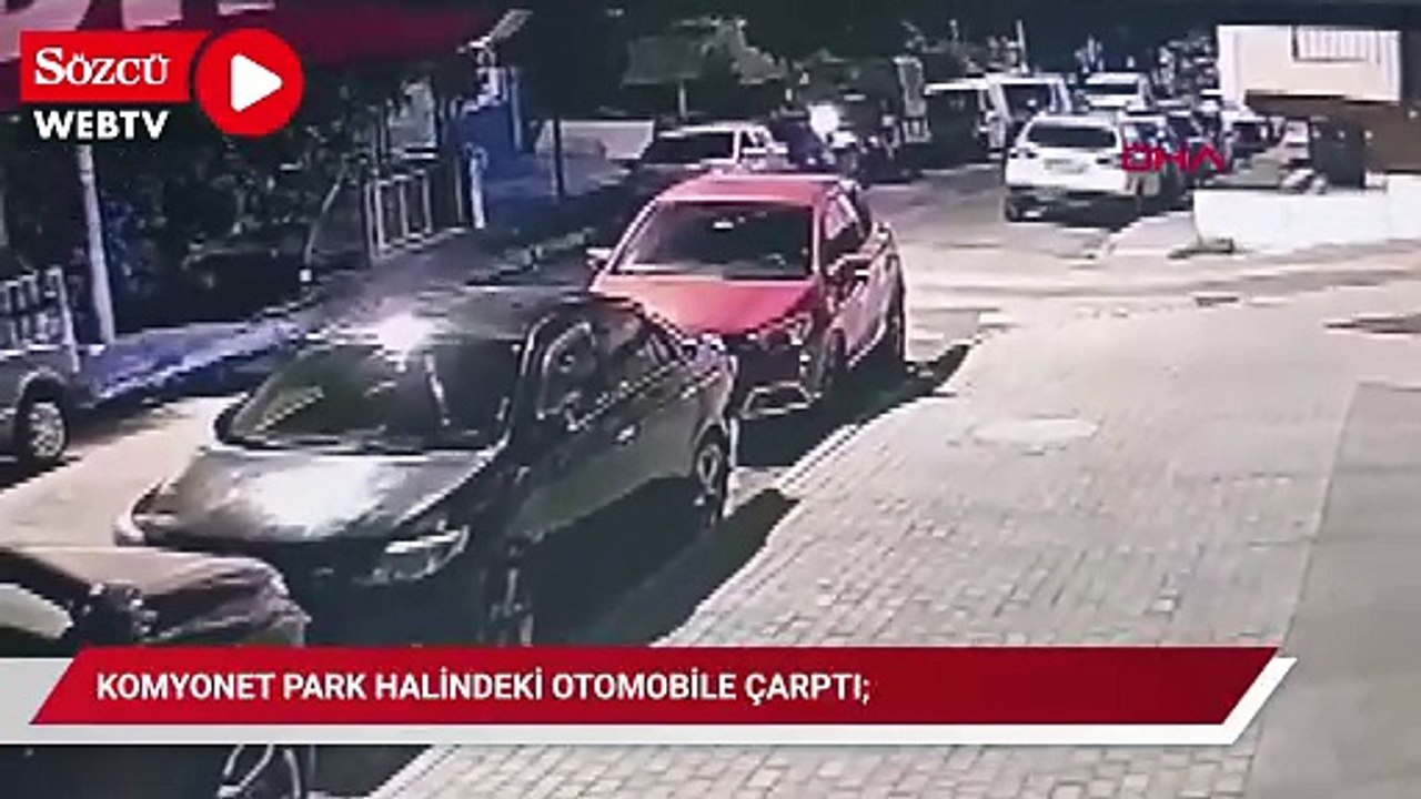 Avcılar'da komyonet park halindeki otomobile çarptı; kaza kamerada