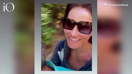 Carla Bruni romantica in motorino con Nicolas Sarkozy: ma il casco...