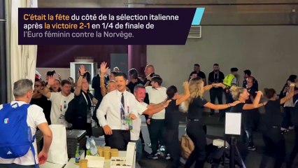 Les joueuses et le staff célèbrent la qualification pour les 1/2 !