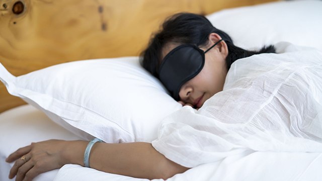 Wrong Sleeping Position: लड़कियों को उल्टा सोने से क्या होता है, Stomach Sleep Side Effects...