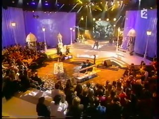 Johnny Hallyday & Patrick Bruel – "Ne reviens pas" + Duo exceptionnel sur "Qu'est-ce qu'on attend pour être heureux" (France 2 – 04 Janvier 2003)