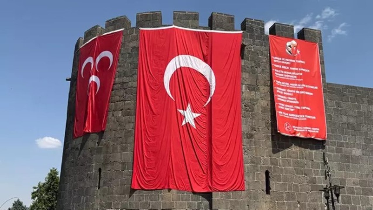 Diyarbakır surlarına MHP ve Türk bayrakları asıldı
