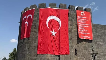 Diyarbakır surlarına MHP ve Türk bayrakları asıldı