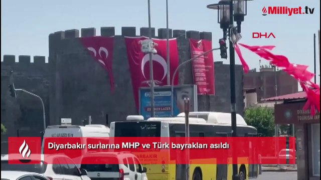 Diyarbakır surlarına MHP ve Türk bayrakları asıldı