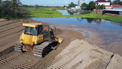 Best Fantastic Activity Bulldozer SHANTUI Showing Talent Driver Skill Moving Sand into lake