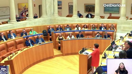 Una diputada de IU en el Parlamento de La Rioja responde al veto a un pañuelo palestino con una pancarta de 'stop genocidio"